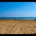 Modern Close To The Beach-beahost 比比翁